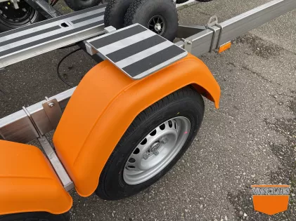 Opstapje met anti slip boven het spatbord