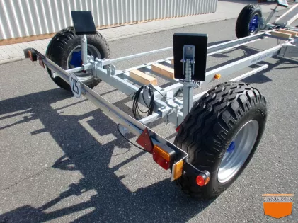 Motorboot Hafentrailer mit Auflaufbremse 4,5 TON