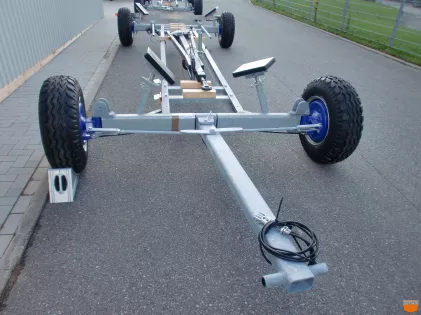 Motorboot Hafentrailer mit Auflaufbremse 8 TON