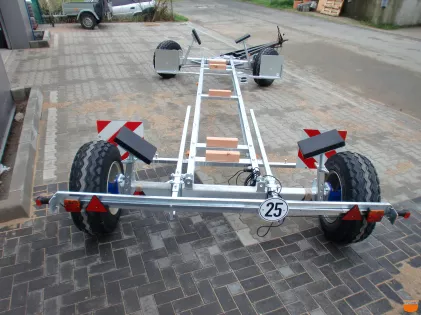 Motorboot Hafentrailer mit Auflaufbremse 8 TON